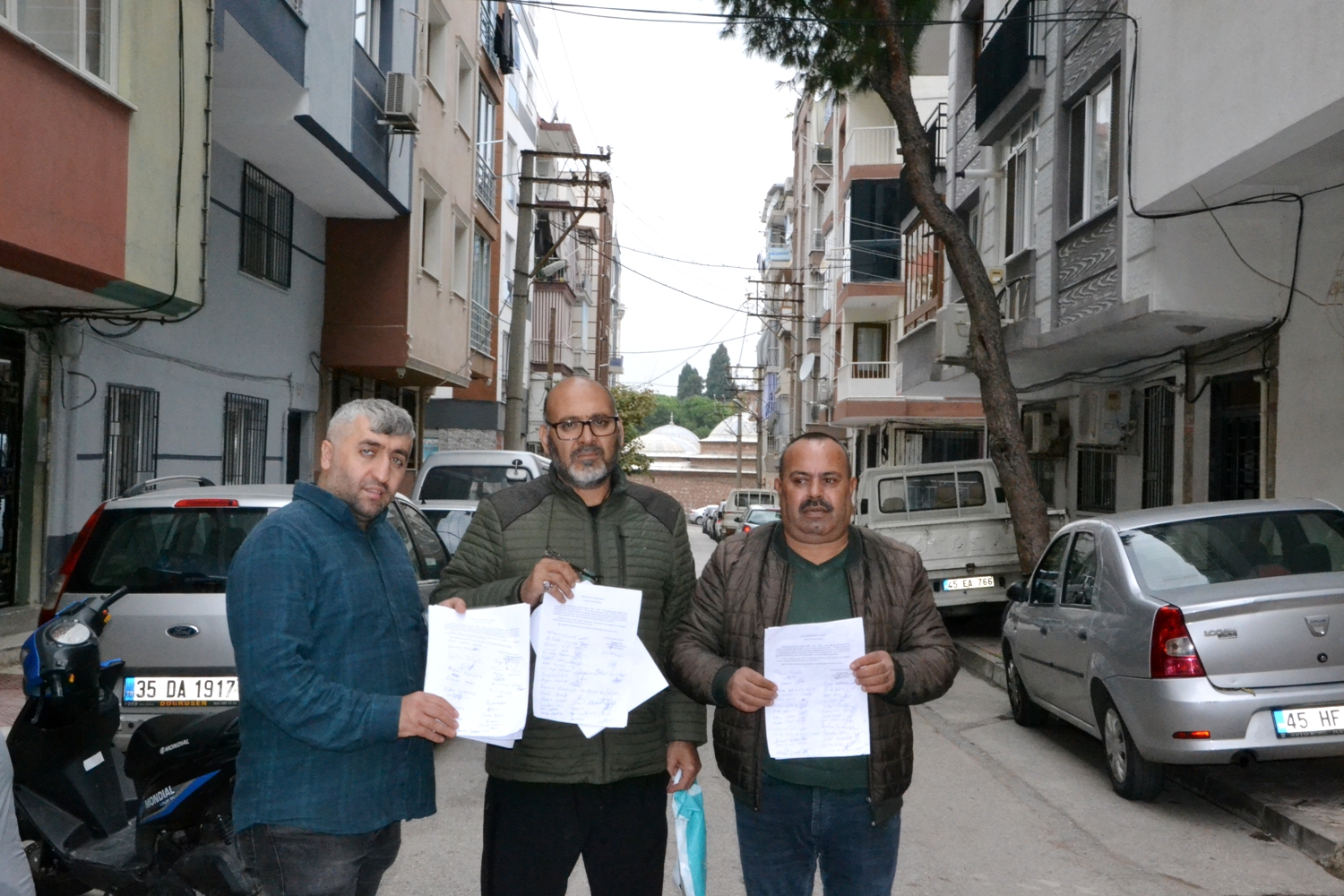 Manisa’da mahalleli can güvenliği istiyor… Elektrik telleri tehlike saçıyor!