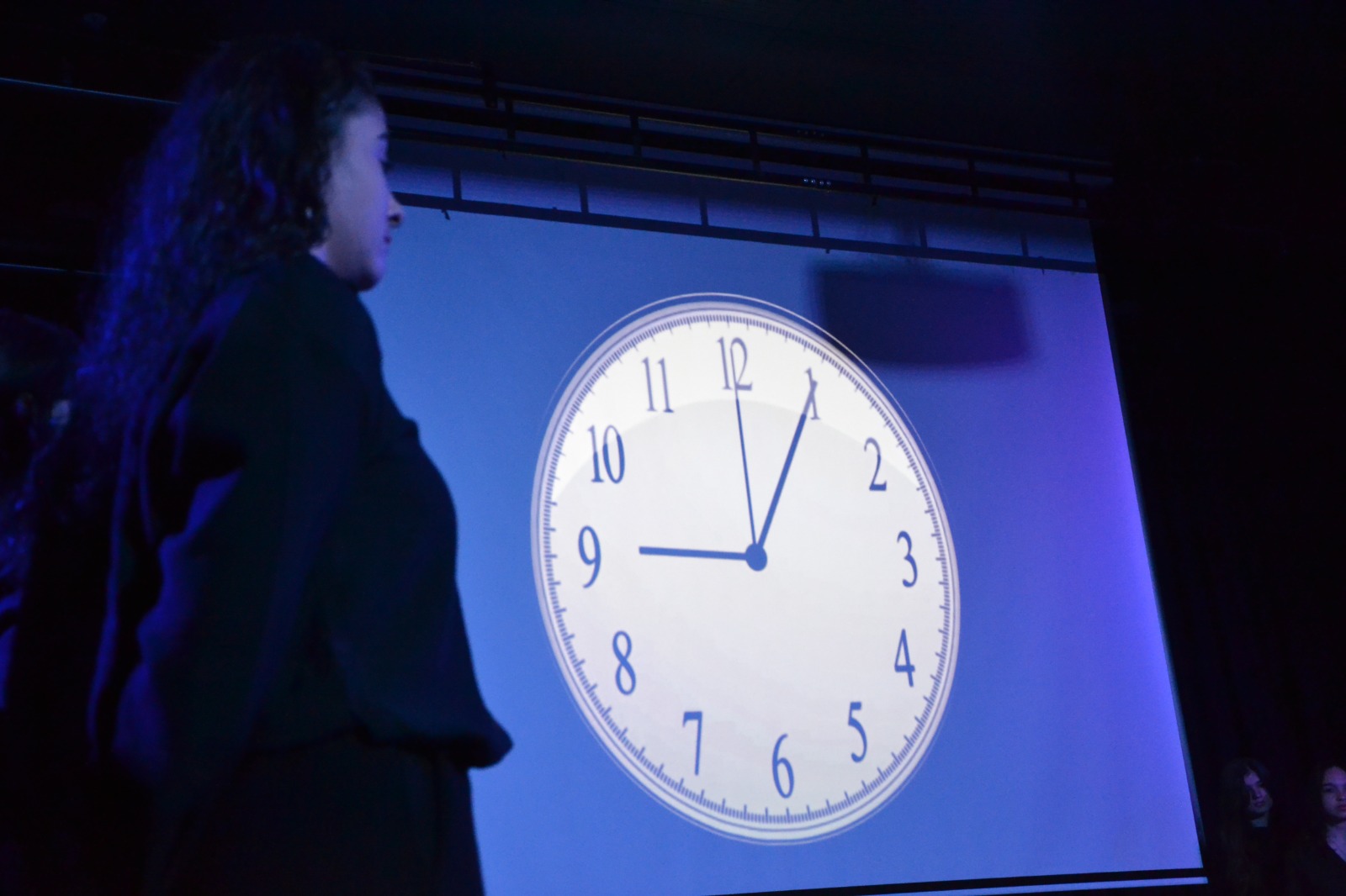 Manisa’da Hasan Türek Anadolu Lisesi tarafından “Sönmeyen Işık” gösterisi ayakta alkışlandı