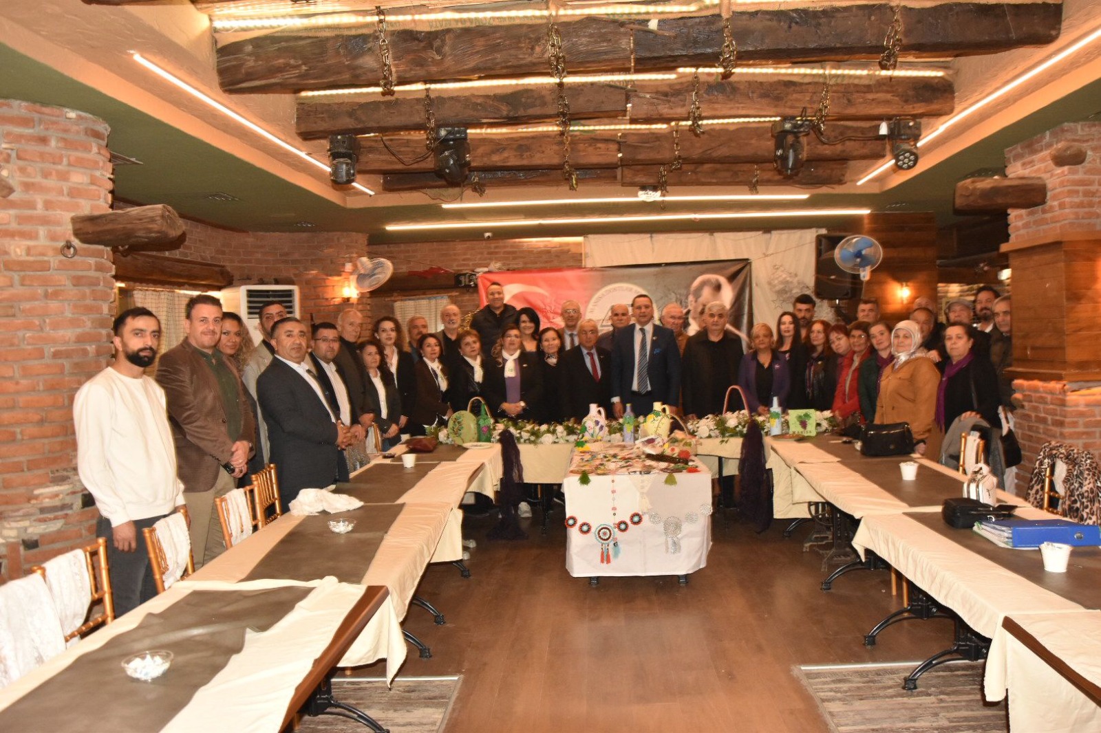 Manisa Dostlar Meclisi’nden Kadın Üreticilere ve Üzüm Üreticilerine Destek