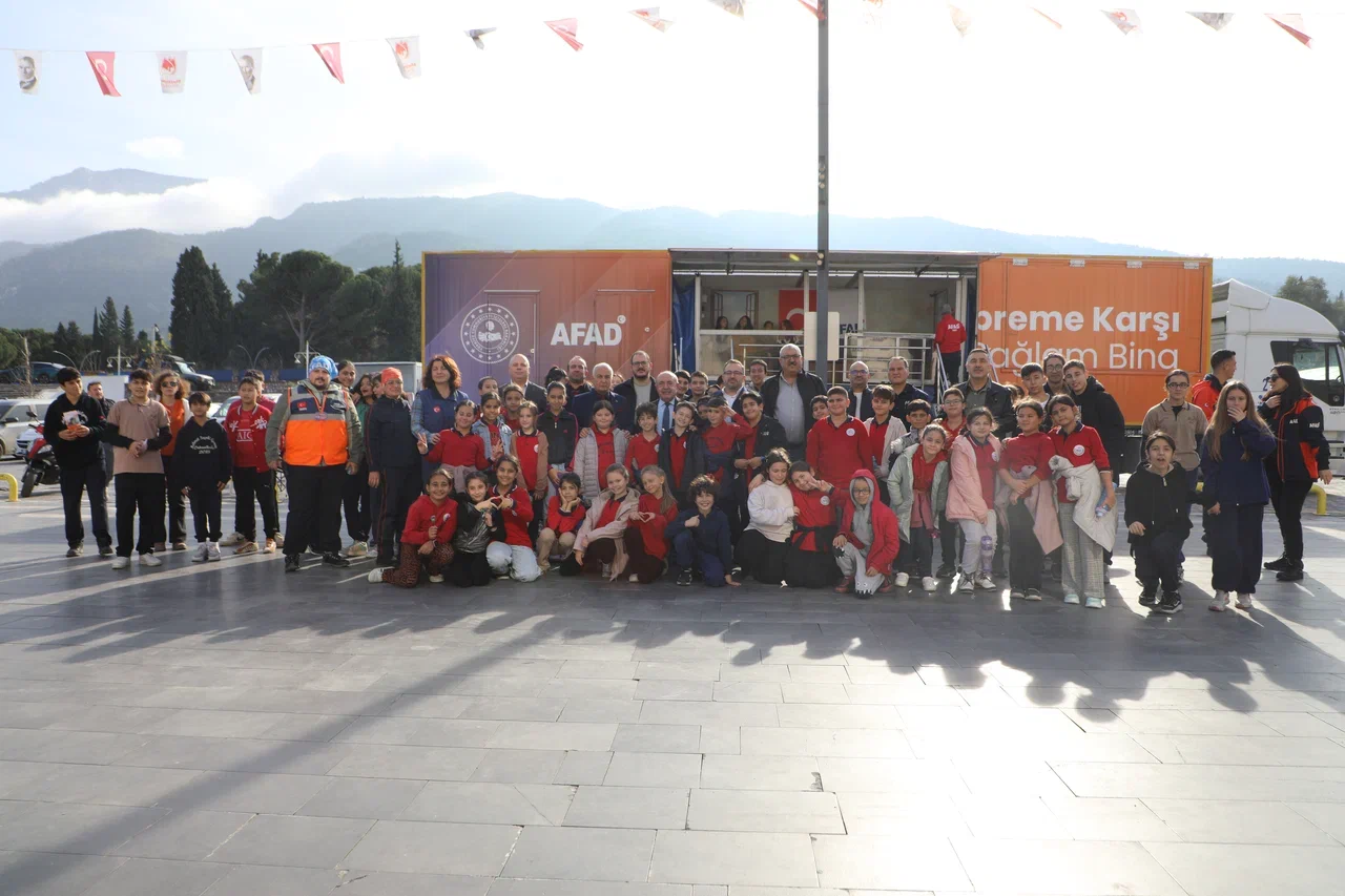 YUNUSEMRE’DE DEPREM BİLİNÇLENDİRME ETKİNLİĞİ