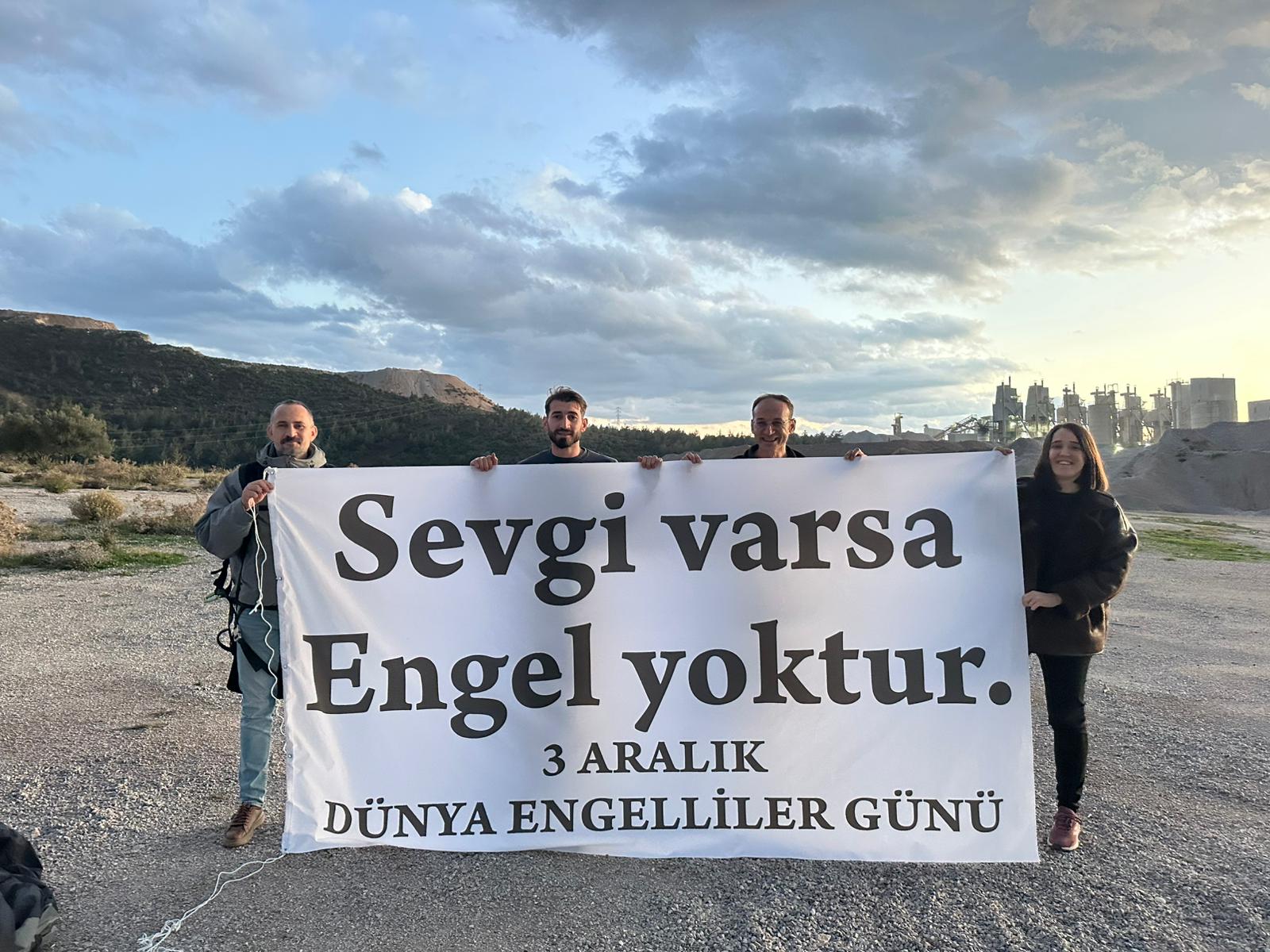 GÖKYÜZÜNDEN ANLAMLI MESAJ: SOMA’DA DÜNYA ENGELLİLER GÜNÜ İÇİN FARKINDALIK UÇUŞU GERÇEKLEŞTİRİLDİ