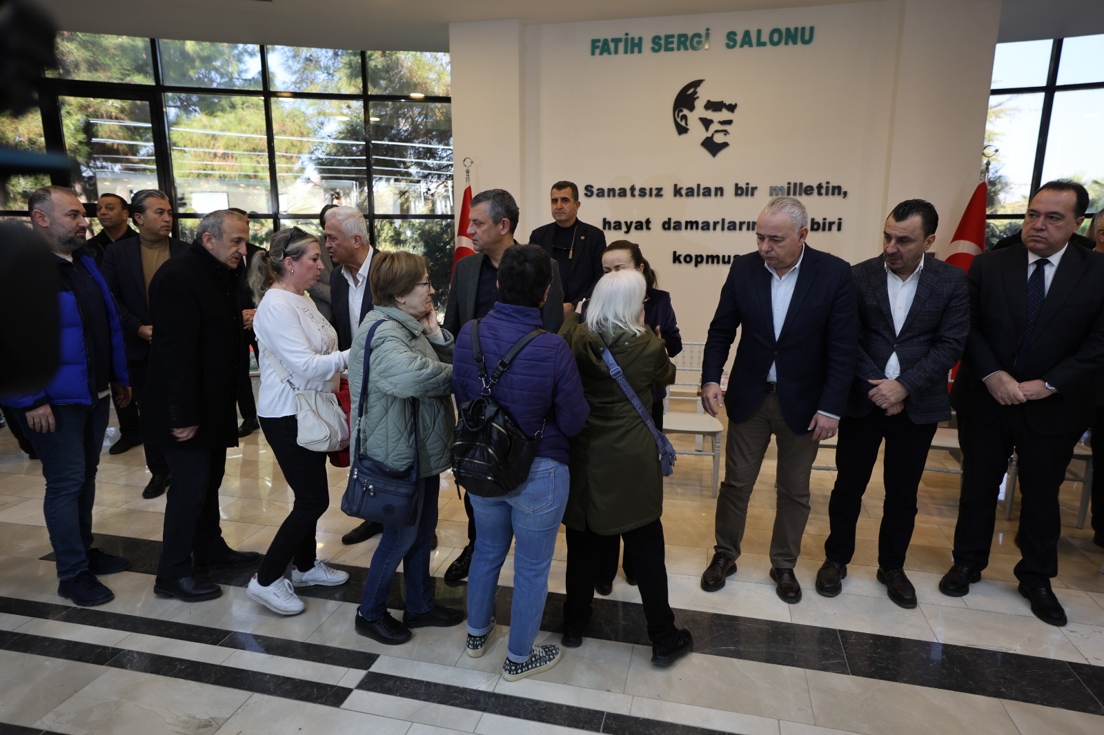 GÜLŞAH DURBAY’IN SEVENLERİ TAZİYELERİNİ SUNDU