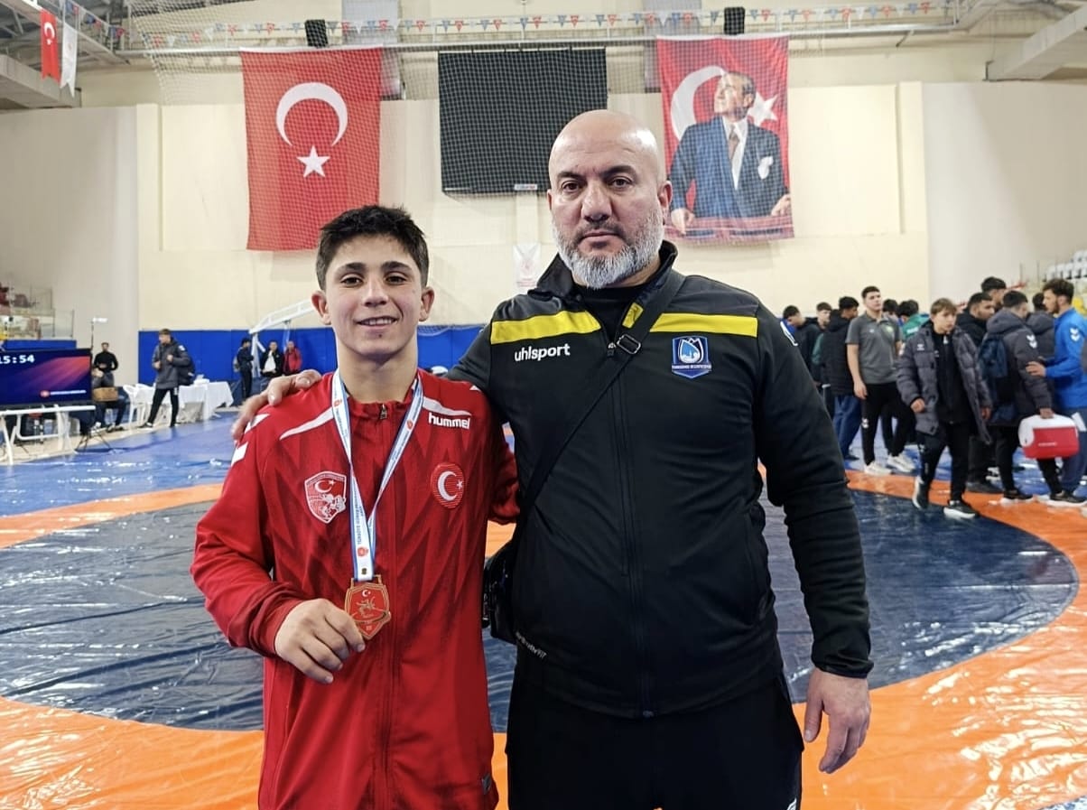 HAKİM BEYTULLAH KALAY’DAN ALTIN MADALYA