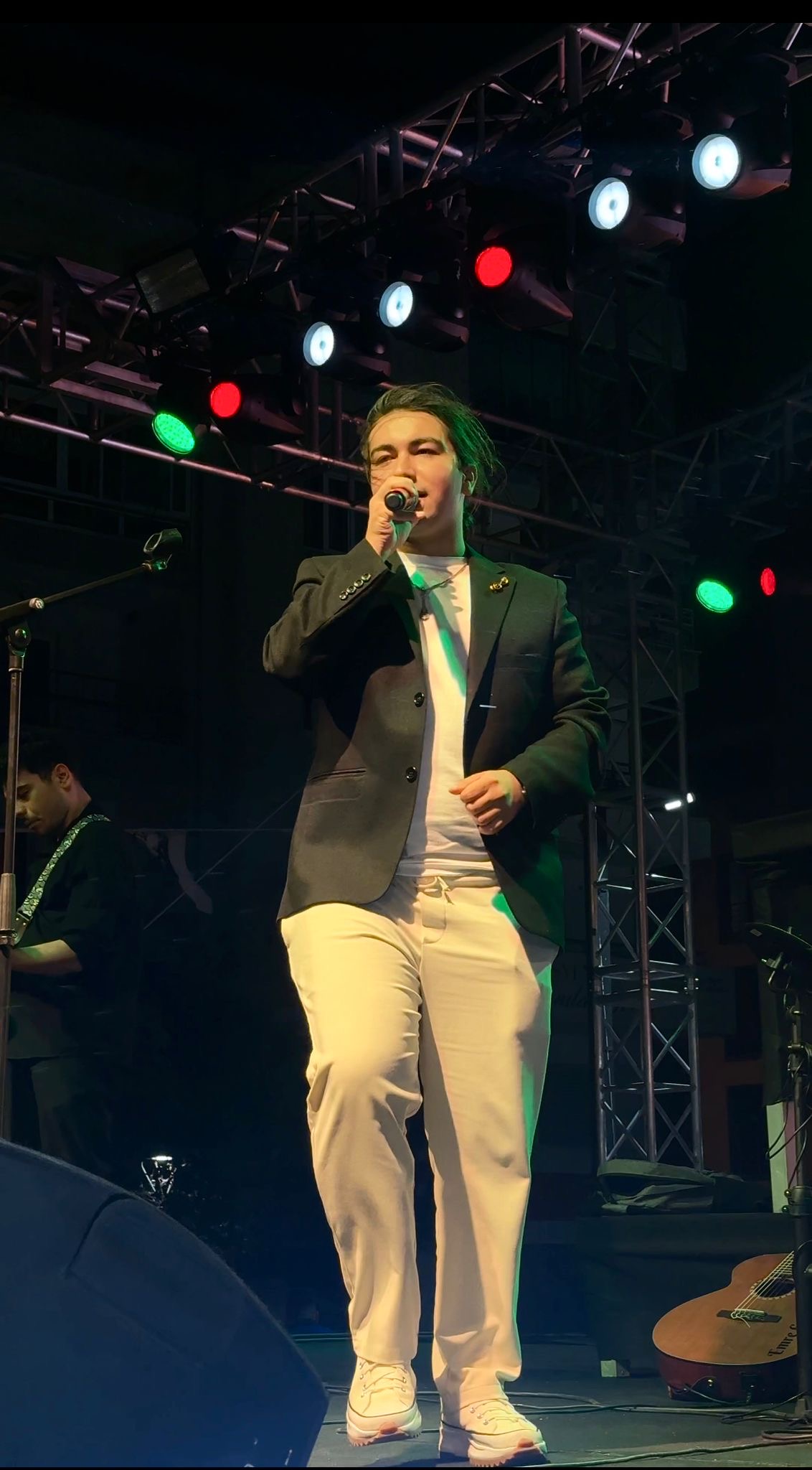 Manisa’dan Ulusal Ekranlara Çıkan Genç Sanatçı: Emre Caklı