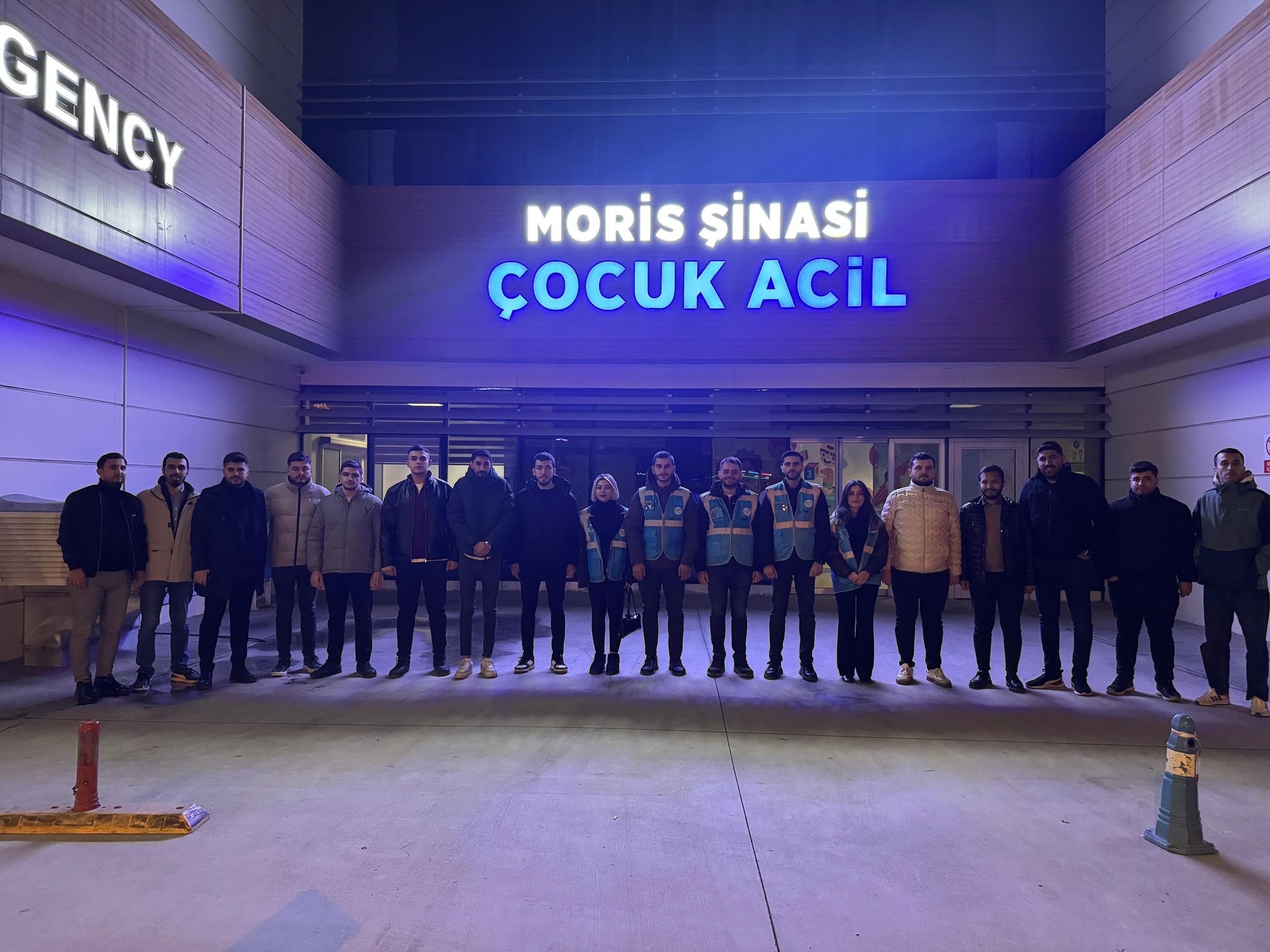 AK Parti Manisa Gençlik Kolları yeni yıl öncesi çalışanları ve minikleri unutmadı