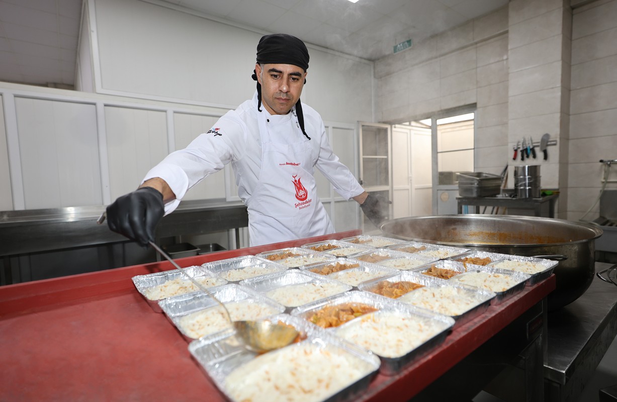 ŞEHZADELER BELEDİYESİ AŞEVİ’NDEN 92 BİN ÖĞÜN SICAK YEMEK DESTEĞİ