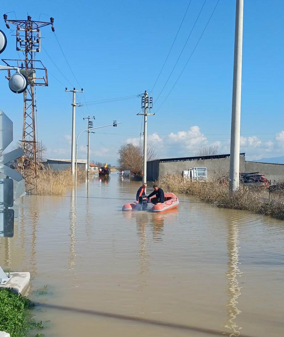 Manisa’da Gediz yatağına sığmadı bağ evleri ve besi çiftlikleri ile binlerce üzüm bağı sular altında kaldı