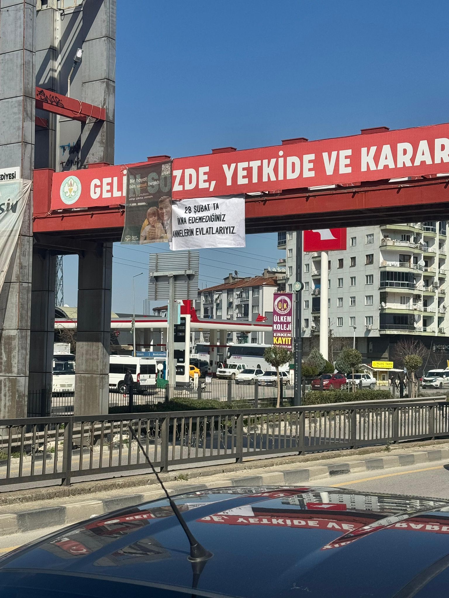 “28 Şubat’ta İkna Edemediğiniz Annelerin Evlatlarıyız” Pankartını AK Parti Gençlik Kolları Astı
