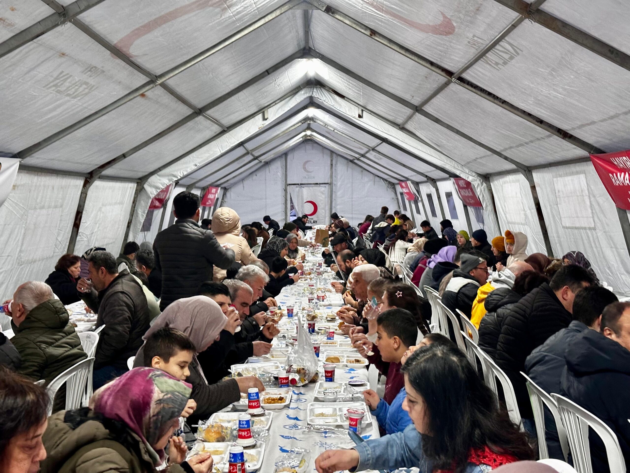 Türk Kızılay ve Yunusemre Belediyesi’nden 1000 Kişilik İftar