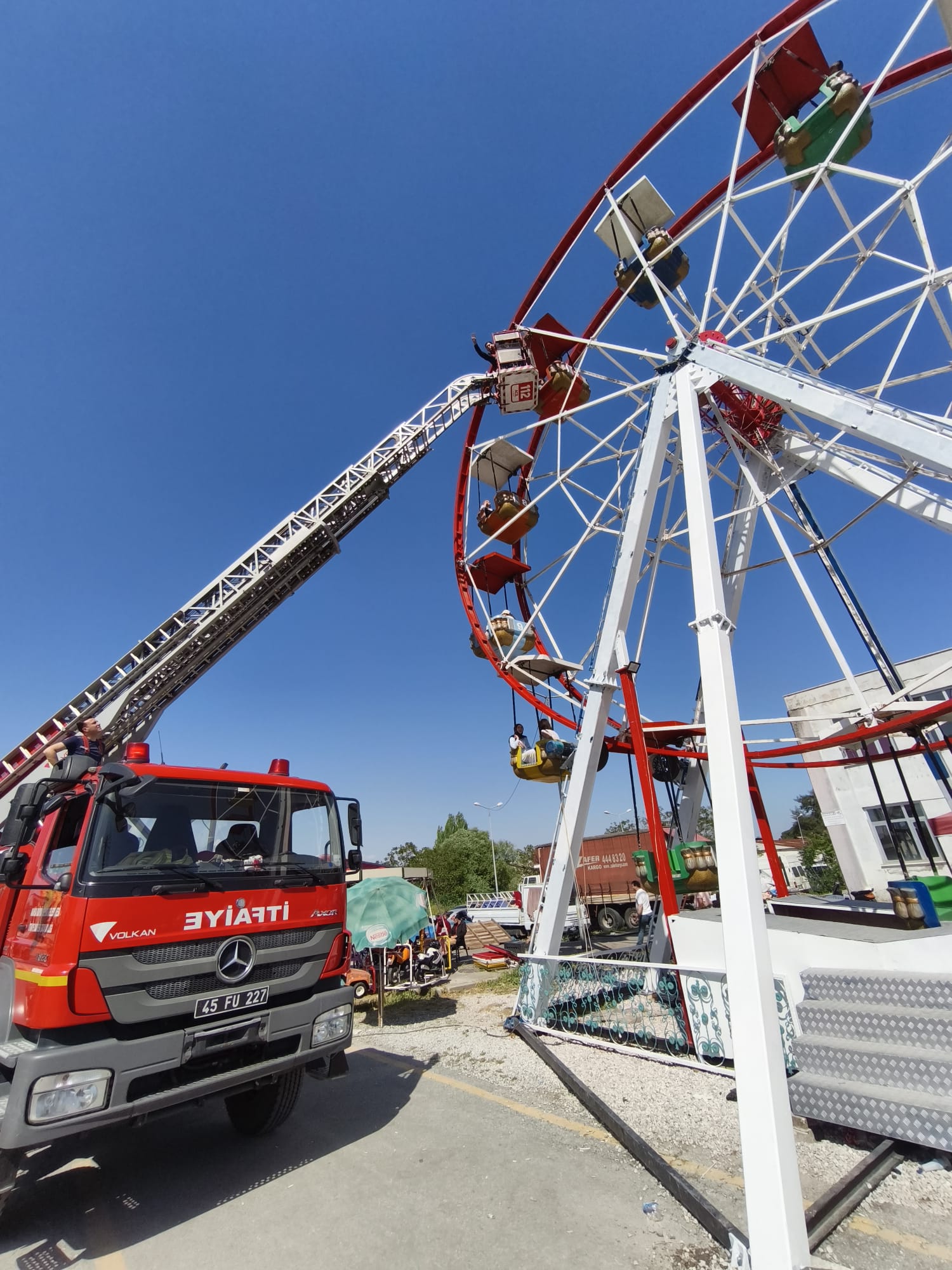 Elektrik kesildi Dönme Dolapta mahsur kalanların imdadına itfaiye yetişti..,,